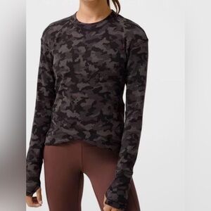 Lululemon close to crossing women’s Camouflage Long Sleeve blouse size 6